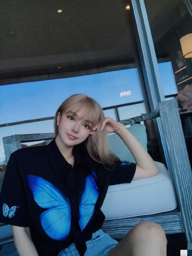 周扬青直播带货首秀，喊话所有女生：只有自爱