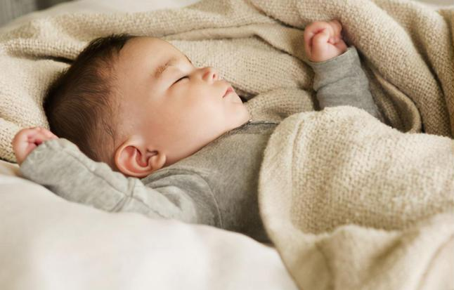 寶寶熟睡後總“滿床翻滾”？ 不是孩子活潑，或許是帶娃方式不恰當