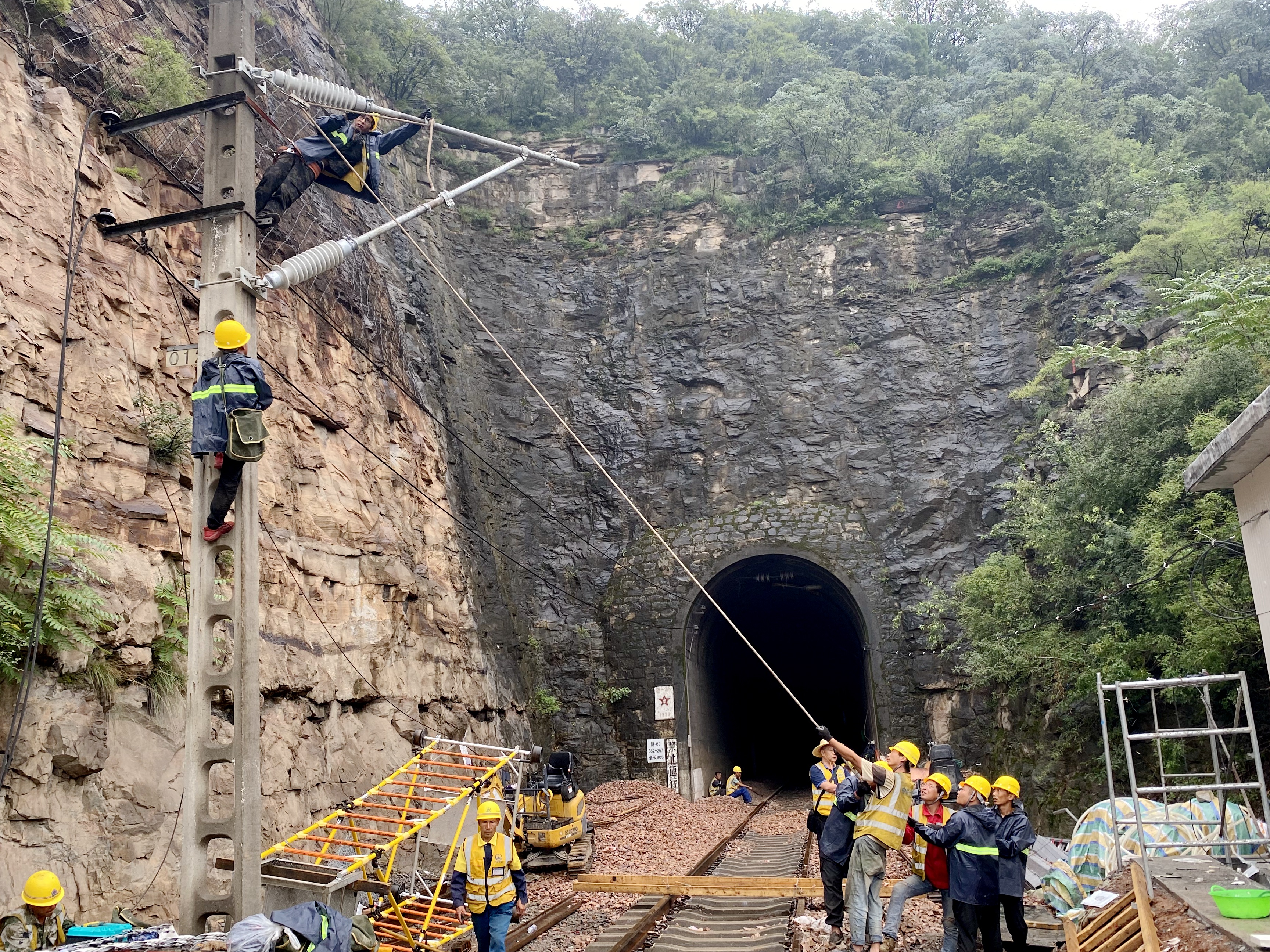 日夜奋战36天，中国中铁七局电务公司参与抢险的太焦铁路恢复通车