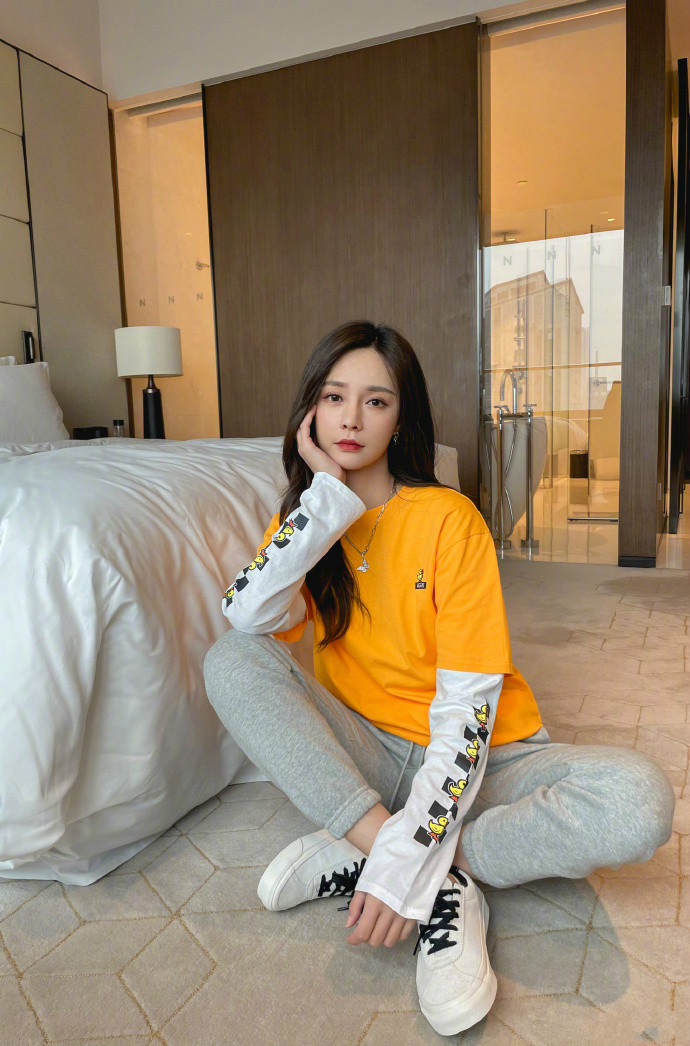 沈梦辰晒全家福，一家穿亲子装画面温馨，辰爸