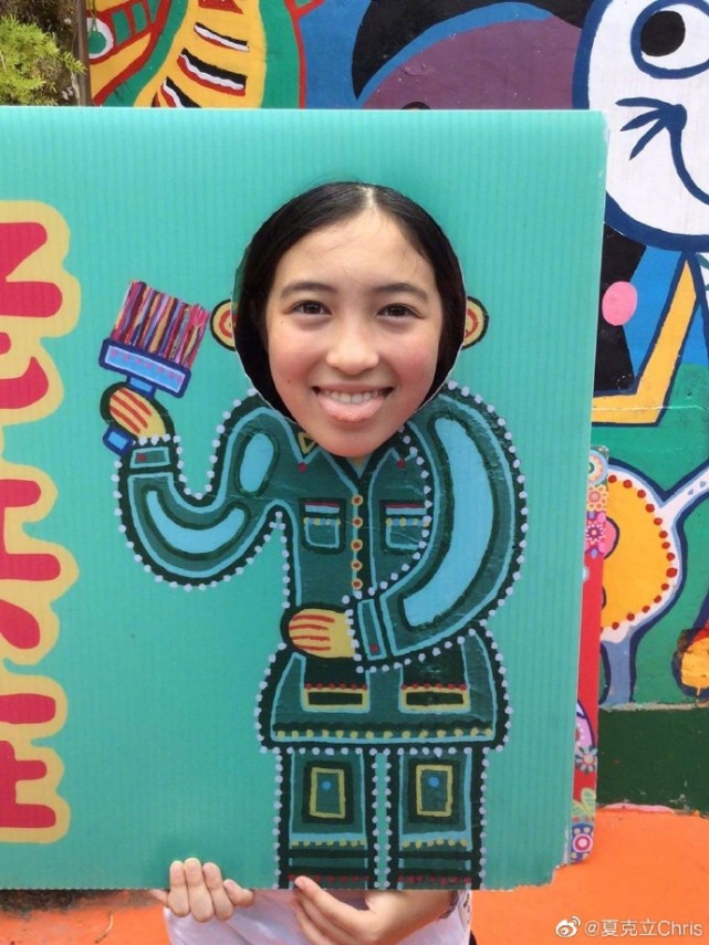 夏克立晒11岁女儿素颜照，夏天五官精致长高不少，越长越像妈妈