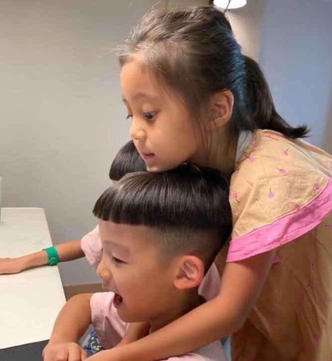 咘咘波妞近照被传开，妹妹圆脸超萌，咘咘戴眼镜生图却成亮点