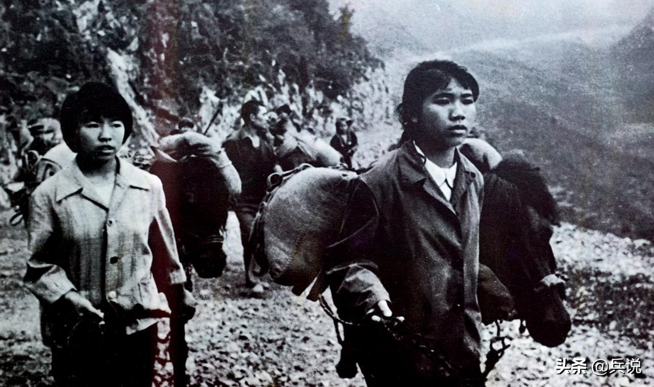 民兵上阵地慰问，还有女的！看到战士狼狈相，姑娘流热泪