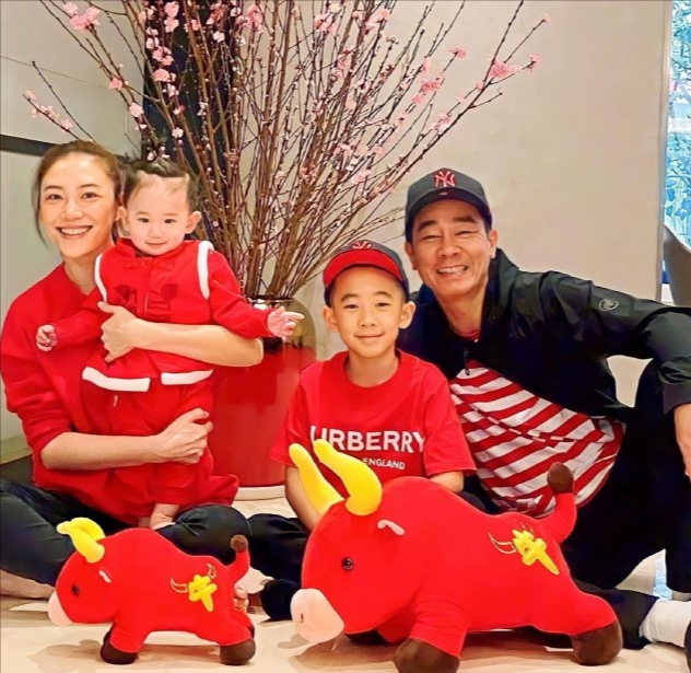 陈小春妻子庆生照，双手捧脸穿T恤皮肤白，小儿子穿兄弟装也出镜