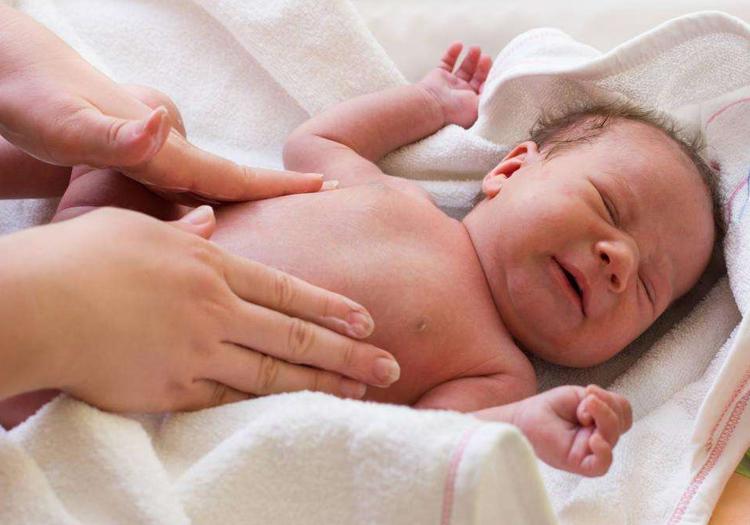 怎么判断宝宝是不是肠绞痛 肠绞痛应对如何应对呢