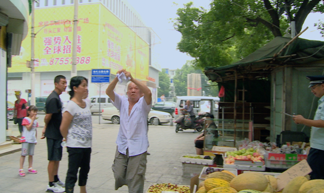 王天成撕掉执法单,情绪激动镜起刀落,每一场涨落不定的矛盾冲突,每一