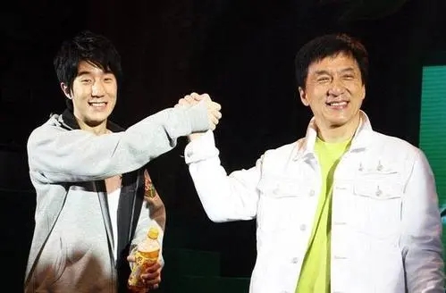 房祖名给小龙女过生日，兄妹关系有所亲近，但父爱难弥补
