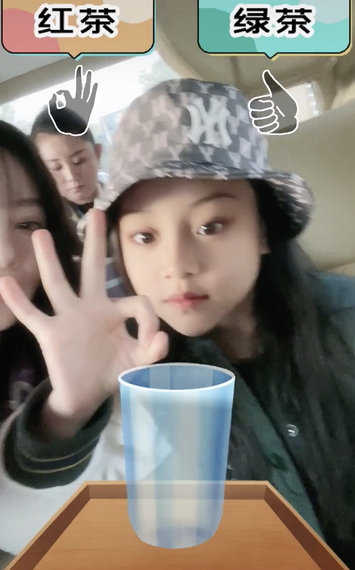 李小璐曬與女兒同框，甜馨戴漁夫帽文靜淑女，越來越有女神範兒