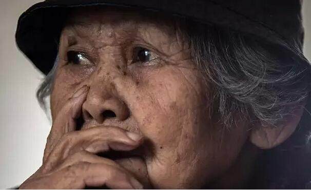 20岁抢为慰安妇，受欺负时：1岁女儿躺在身边瞪着眼
