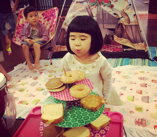 11岁曹华恩逆袭式长大，眉目清秀越来越像妈，曾儿时录综艺被嫌丑