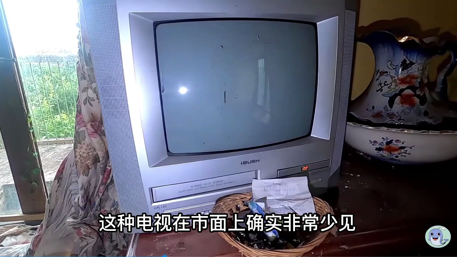 这是一栋被主人遗弃的房屋，价值180万的汽车都不要了