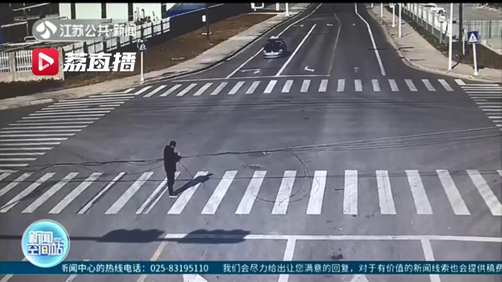 危险！货车超高刮断电缆 司机联系老板帮忙：临走前系塑料袋提醒却不报警维修