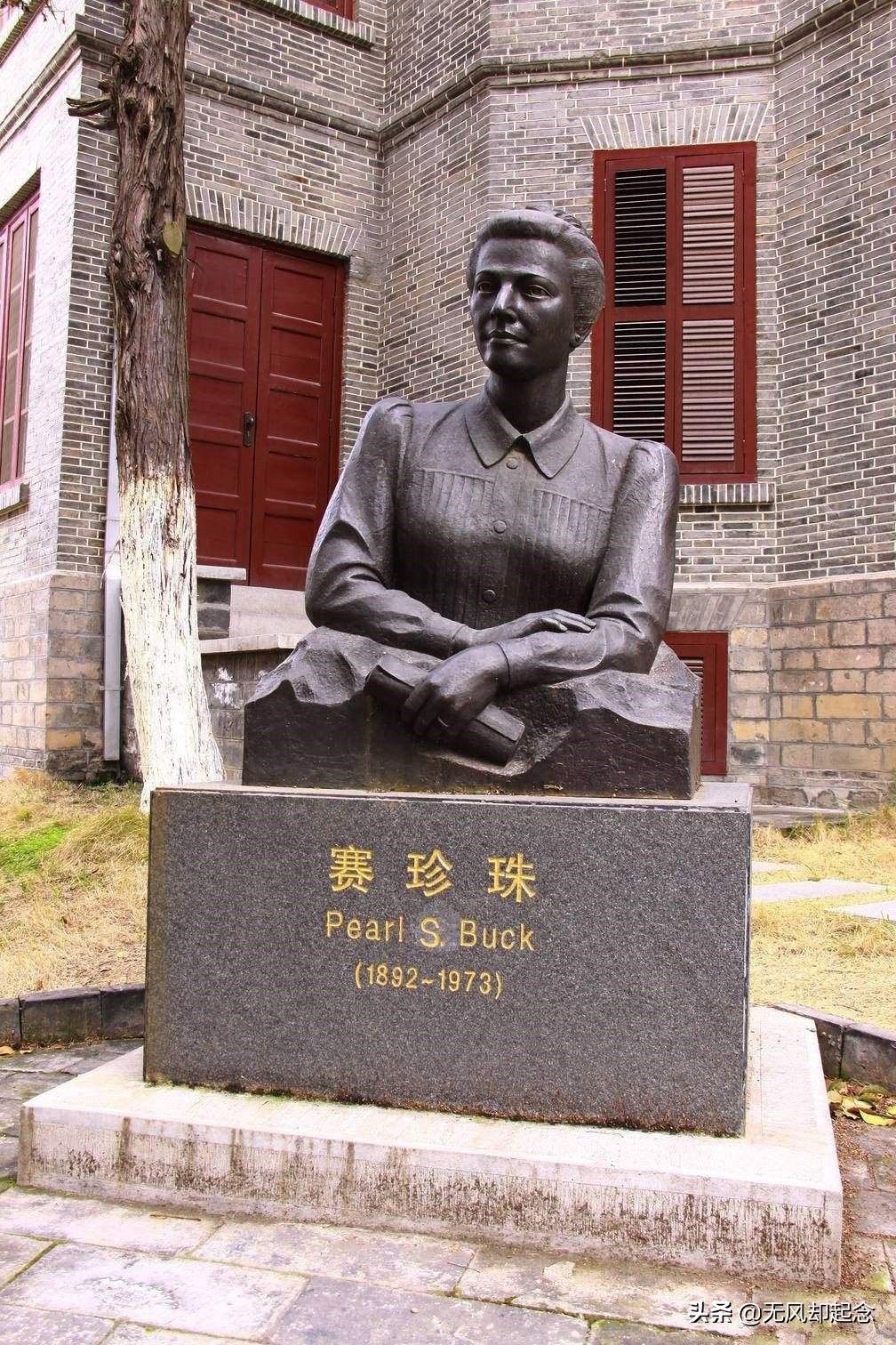 她是美国女作家，曾爱慕徐志摩，写了本关于中国的小说获诺贝尔奖