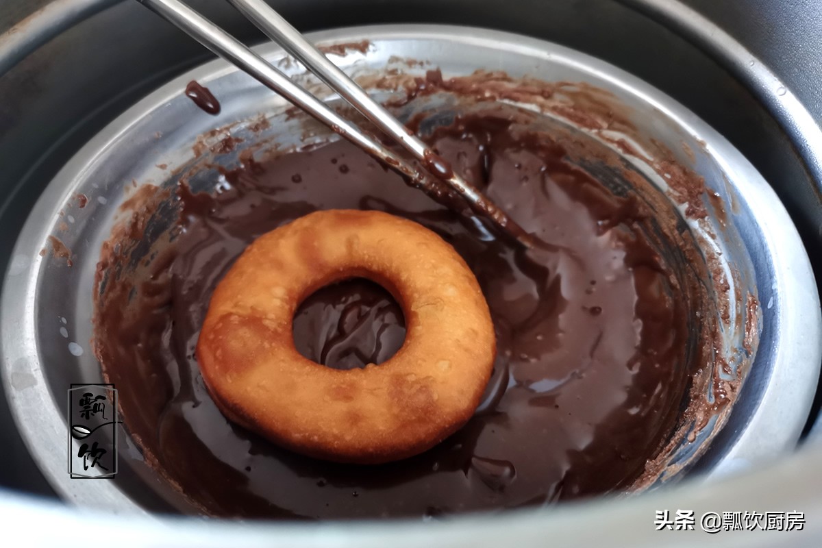 孩子爱吃甜甜圈，一斤面粉炸一堆，巧克力融化后一蘸，和买的一样