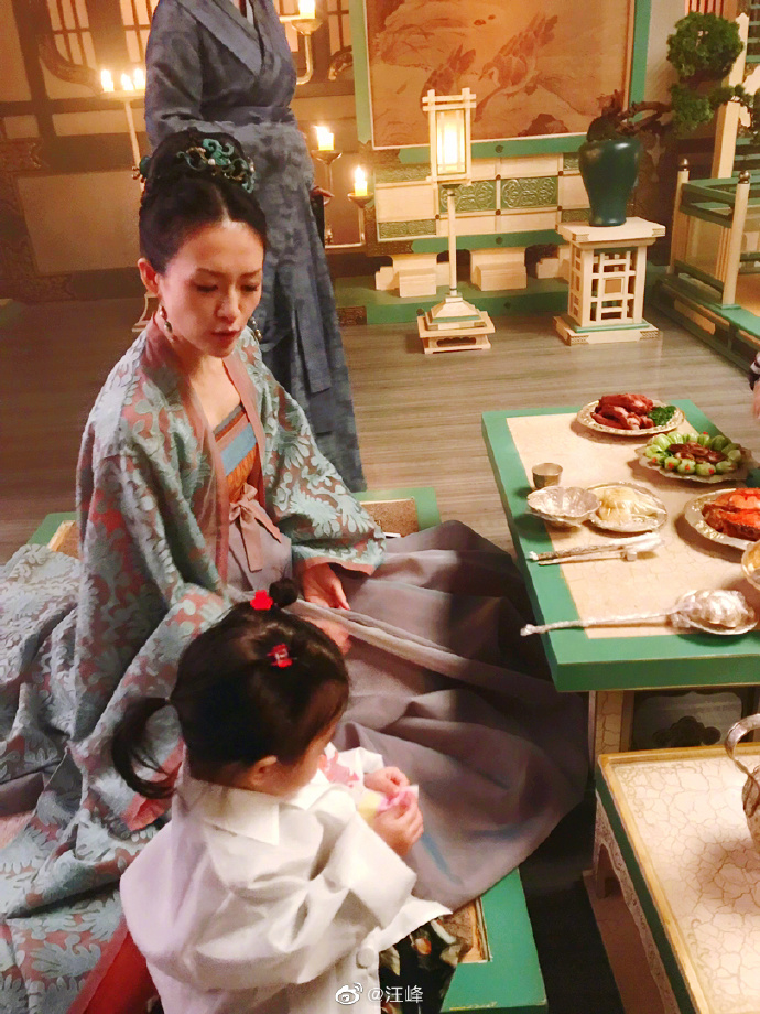 汪峰曬全家陪章子怡拍戲，在角落為醒醒搭遊戲房，母女扮醫生病人