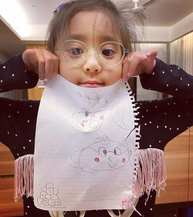 賈靜雯曬女兒近照，咘咘變化大，弱視戴眼鏡依然超萌超可愛