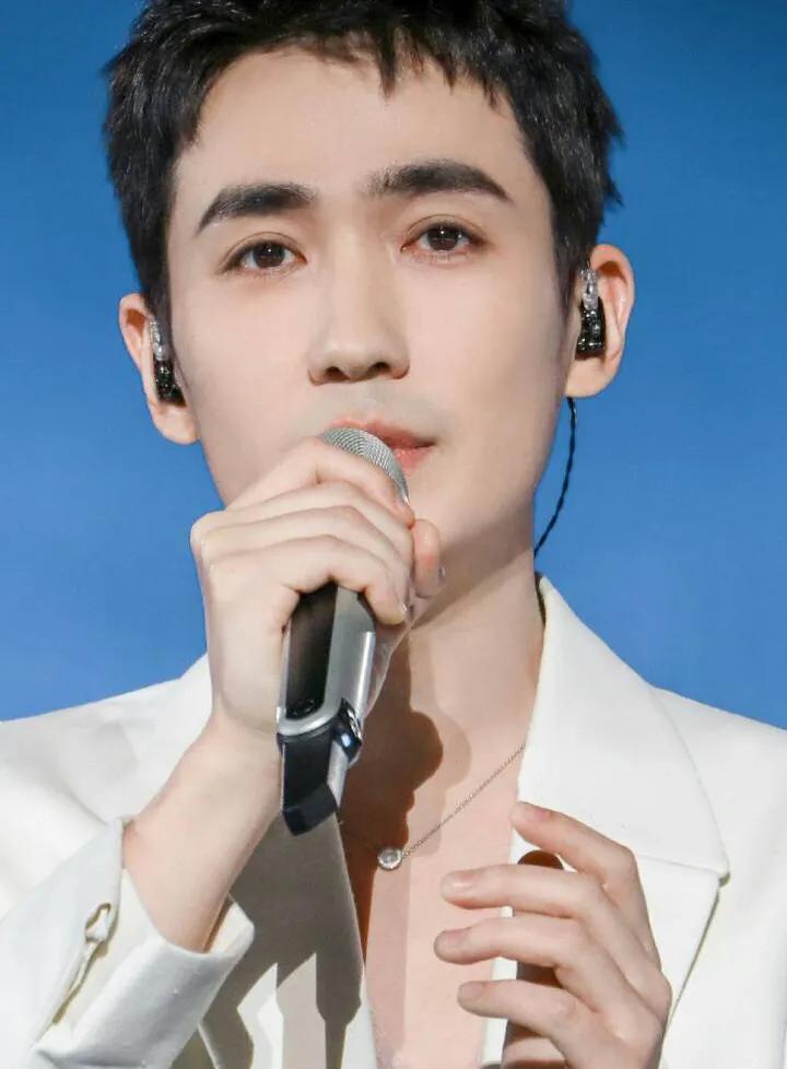 跨年晚会状况百出：汪涵不在状态，应采儿假唱