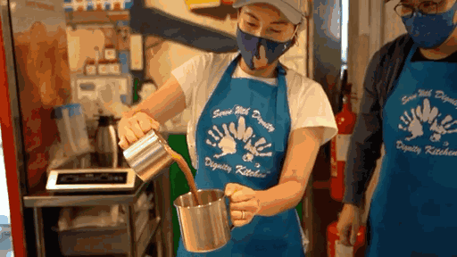 郭晶晶陪丈夫工作顯靦腆，小露一手讓霍啟剛當眾暴露“迷弟”本色