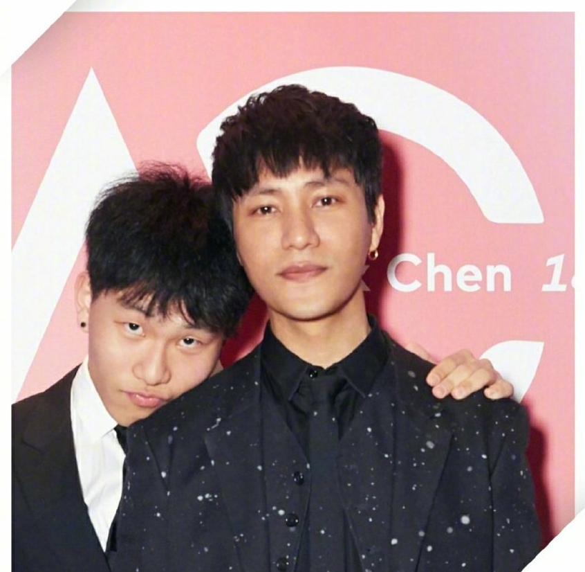 Son of 45 years old of birthday sends Chen Kun the blessing, 2 people close to be nodded according to Cheng Liang, does old father and son become brother? 