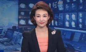 6位央视主持人室外走秀，朱迅出场不到2秒钟，康