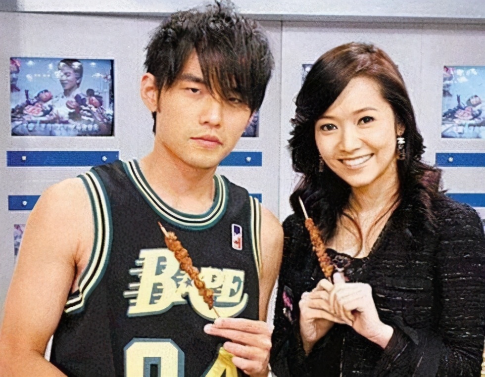 侯佩岑罕見曬全家福，與老公扮恐龍逗兒子開心，互動畫面太溫馨