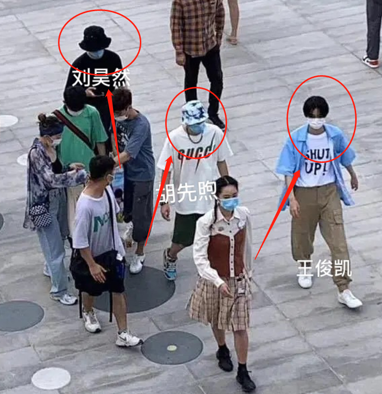 昊然|王俊凯刘昊然胡先煦同游迪士尼 就问今天有多少迷妹想去偶遇der？