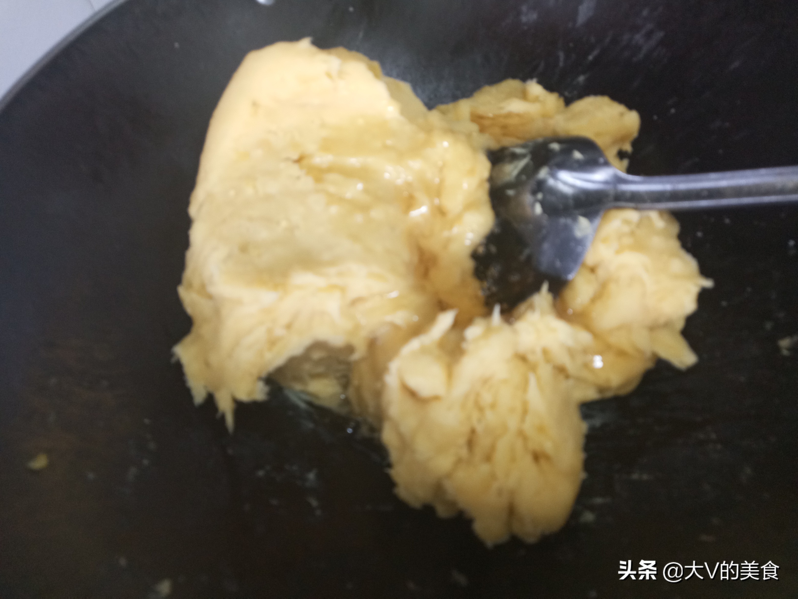 Homemade mung bean cakes are made without additives. They have a delicate and soft texture, delicious and healthy, and simple.