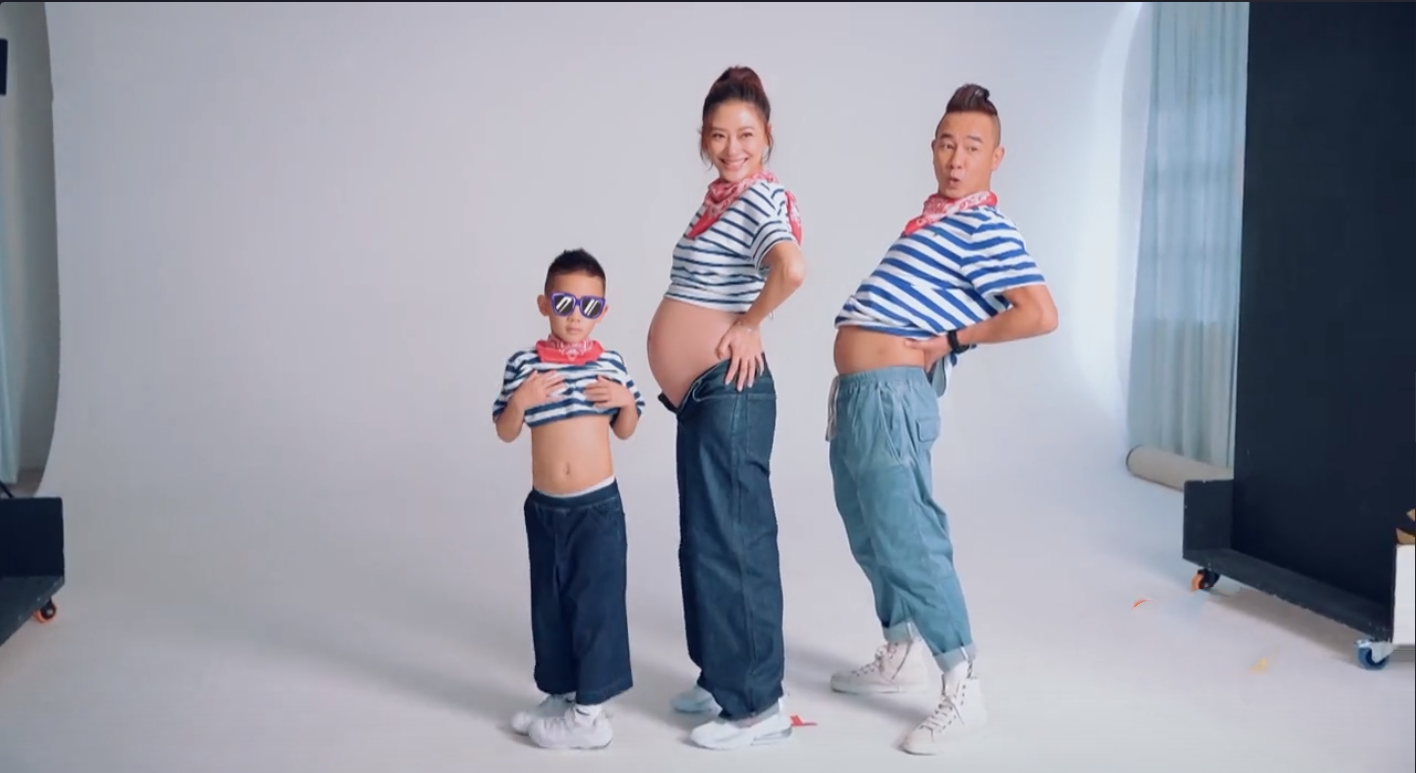 攝影小白陳小春為給應采兒、小小春、HOHO拍照，學習新技術