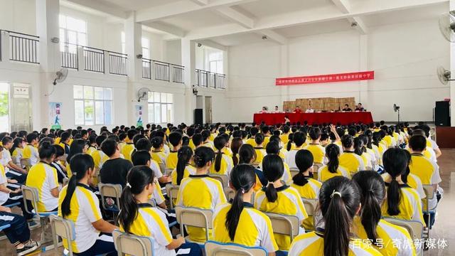 云書包創始人許少兵出席蔡文川會長捐贈空調一批支持家鄉中學活動