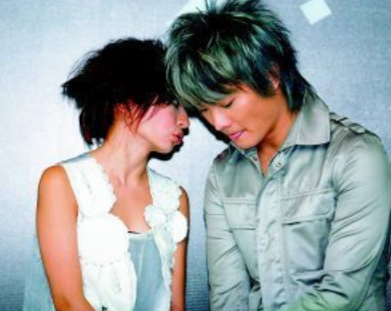 踢走主唱找个“替身”炒冷饭，凉透了又喊人家