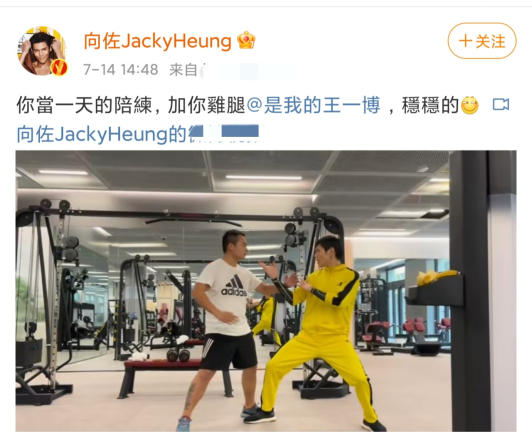 向佐罕晒全家福庆生！妻子郭碧婷素颜抱娃显疲惫，女儿胖嘟嘟超萌