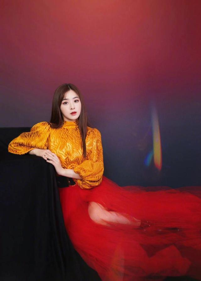 张含韵翻红后真会穿，泡泡袖配大红裙减龄又好