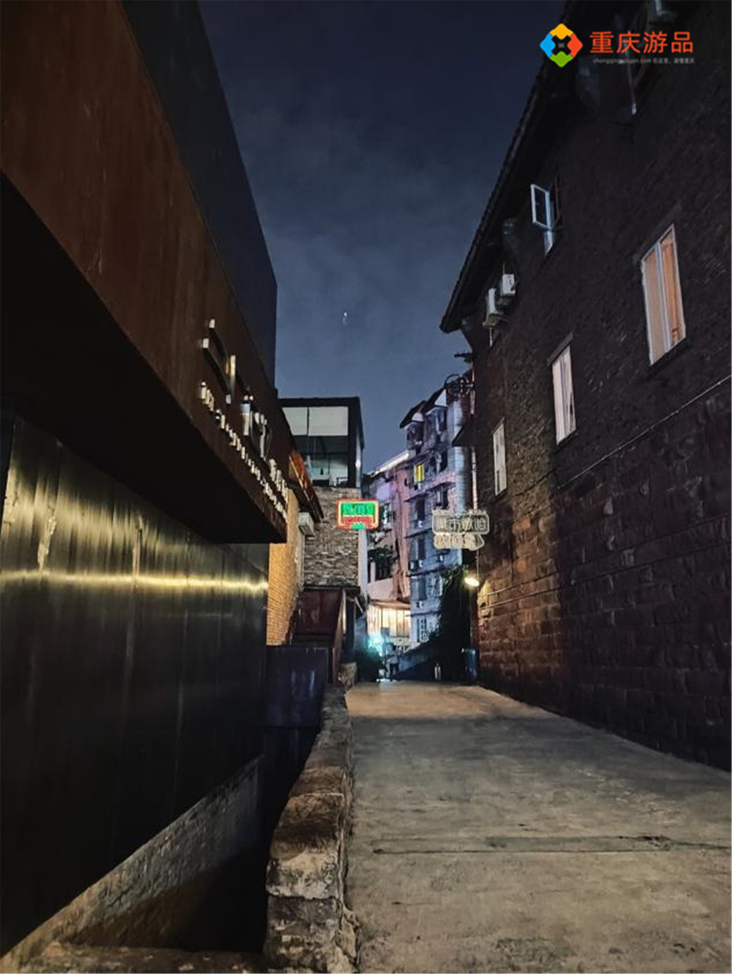 重庆90后小伙夜探鹅岭，小巷子越深越暗，吓得他一口气跑了回去