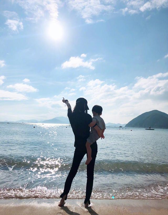 baby母子遊迪士尼，小海綿穿蜘蛛俠皮衣，發現被拍忙遮臉