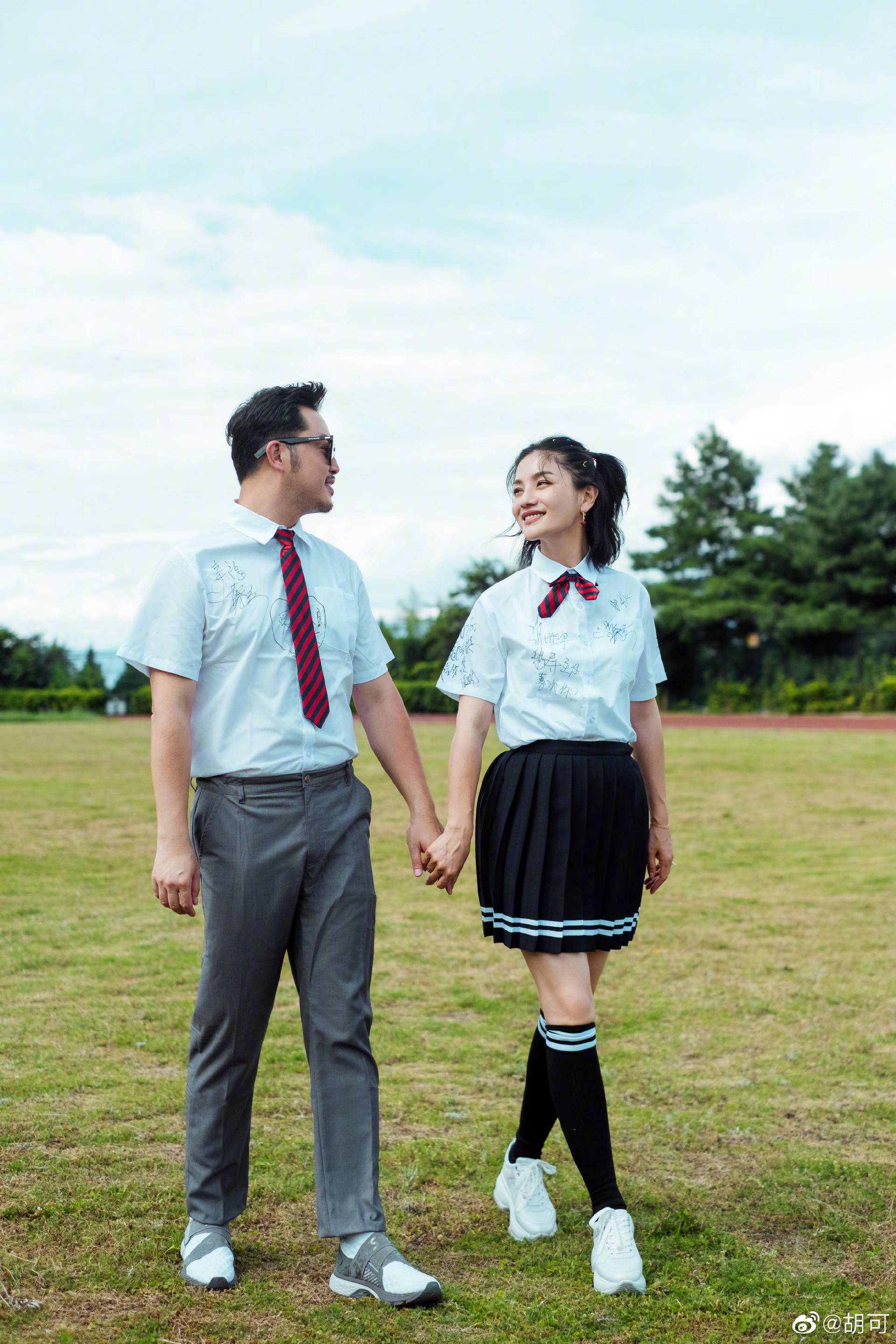 安吉彈鋼琴為媽媽慶生，胡可欣慰感動，小魚兒貼心為哥哥錄像