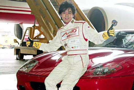 林志颖上亿豪宅有多豪？客厅摆法拉利做装饰，