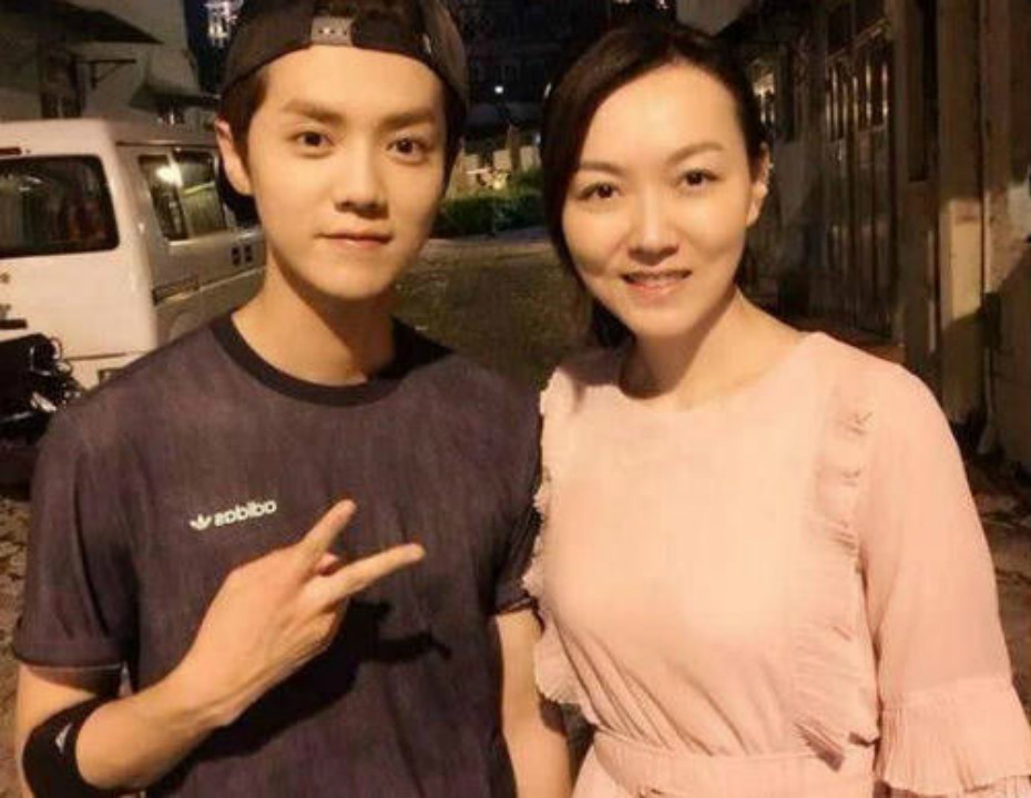 有种"遗传"叫鹿晗，本以为他五官够精致