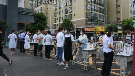贵州长顺：2435名长顺学子决战中考