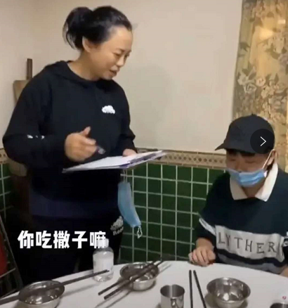 52岁黄绮珊近况曝光，被嘲像大妈，一代歌后迫于生计当服务员？