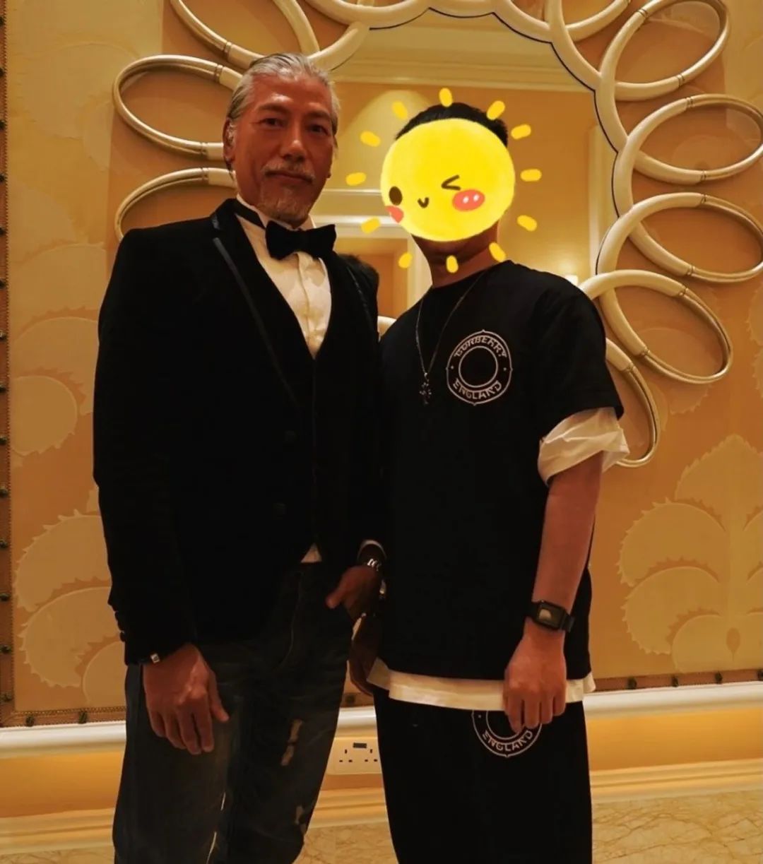 型！57岁东升耀扬“乌鸦”出席澳门饭局，发须全