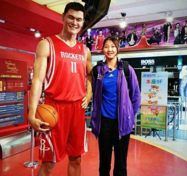 女排和明星合影：1米85不够看，凤凰传奇像小矮人，朱婷小鸟依人