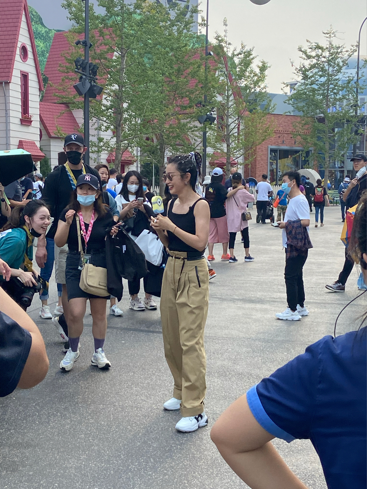 网友环球影城偶遇李冰冰，厚背粗手臂显雄壮，满头脏辫嘻哈范十足