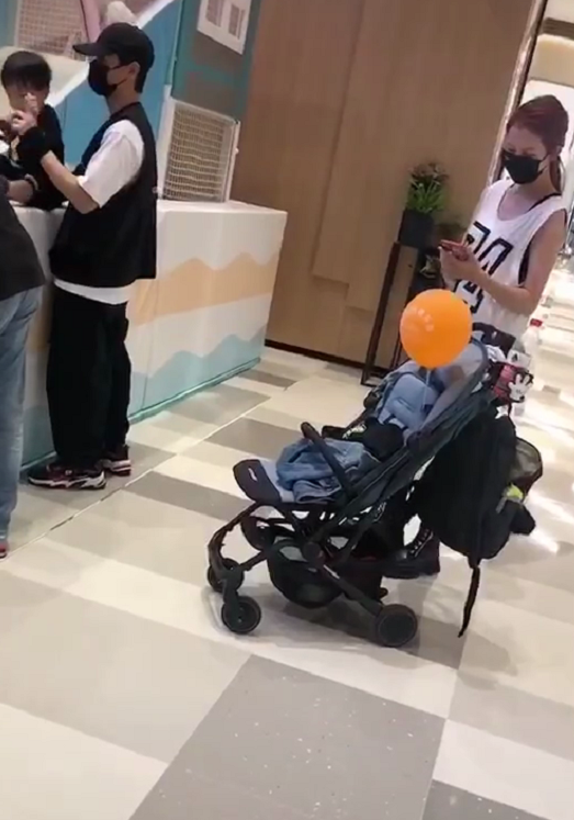 蔡少芬夫妇带儿子游玩被偶遇，张晋蹲地上给老婆儿子拍照，超幸福