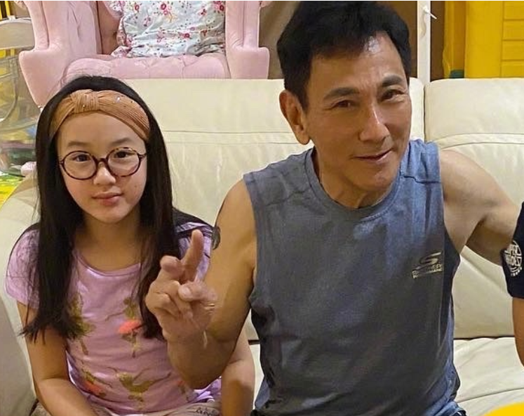 吴尊给老父亲过生日，75岁吴爸被赞减龄，儿子max的颜值也吸睛