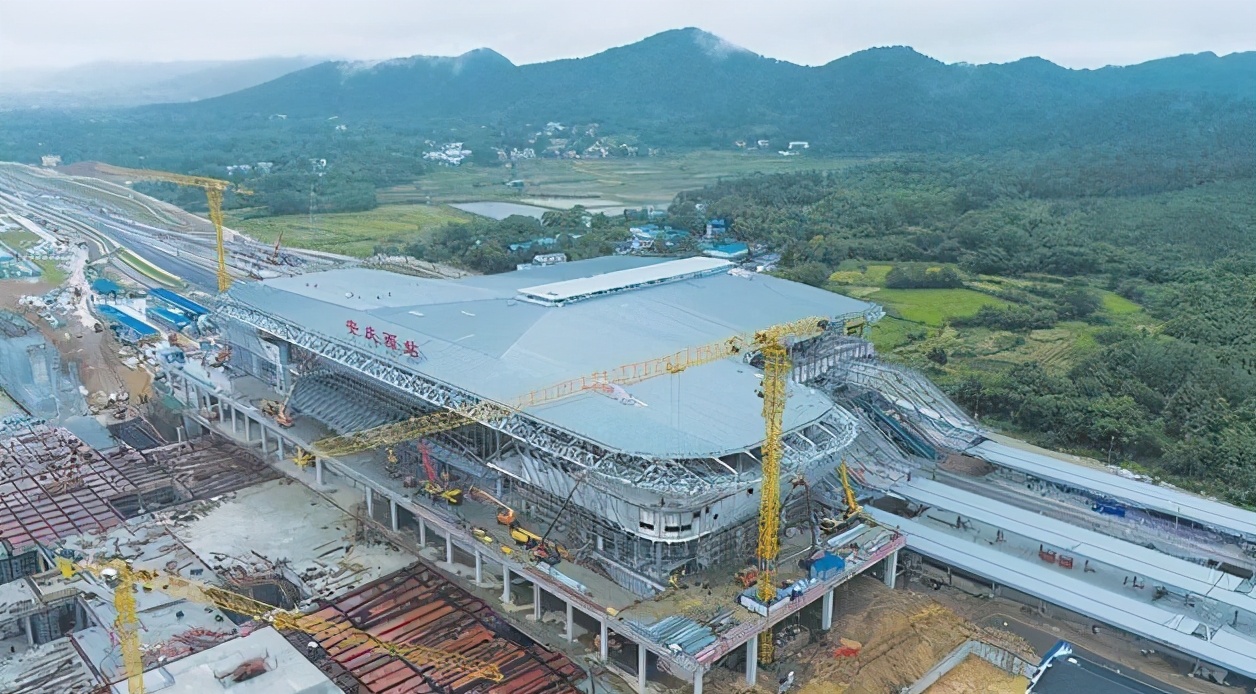 安徽建一高铁站，建筑面积60000平米，规模3台7线，预计年底投用