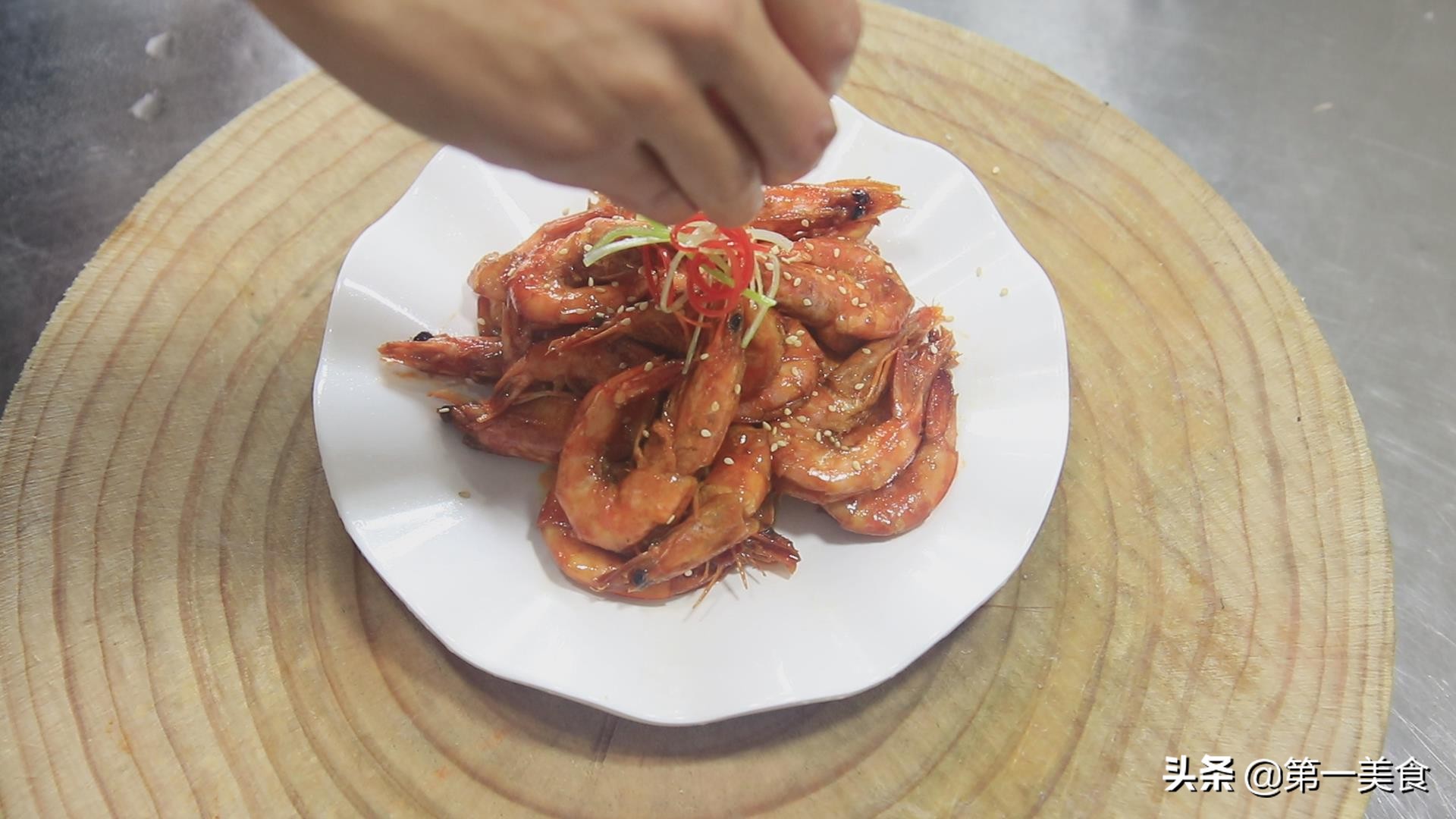 油燜大蝦家常美味做法，色澤金黃，營養美味又補鈣，看一遍就會做