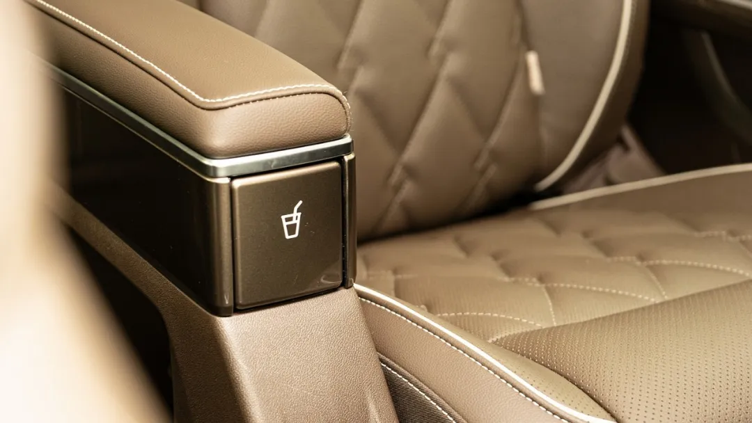 上汽大众进军“航空界”，造了一台「头等舱」