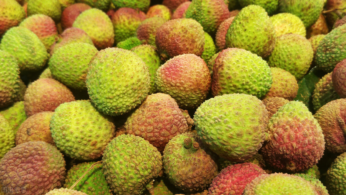 買荔枝時(shí)，選紅的還是選青的？老果農(nóng)：記住這7點(diǎn)，挑出好荔枝