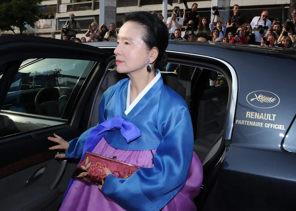 韩网热议！76岁女演员尹静姬遭家人遗弃在法国，其丈夫出来否认