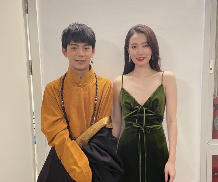 Too do laugh! Ding Zhen said to see Gu Ling's mom mounts hot search, he still basks in a group photo with the other side